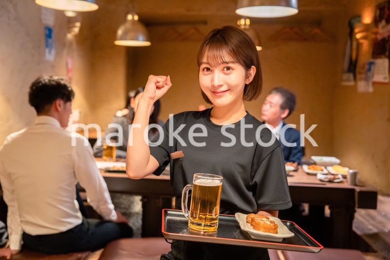居酒屋のホールで働く若い女性
