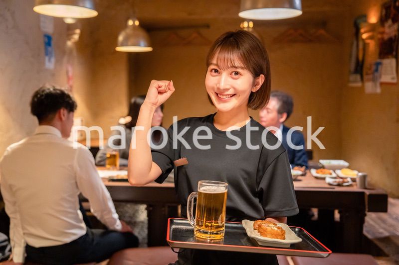 居酒屋のホールで働く若い女性
