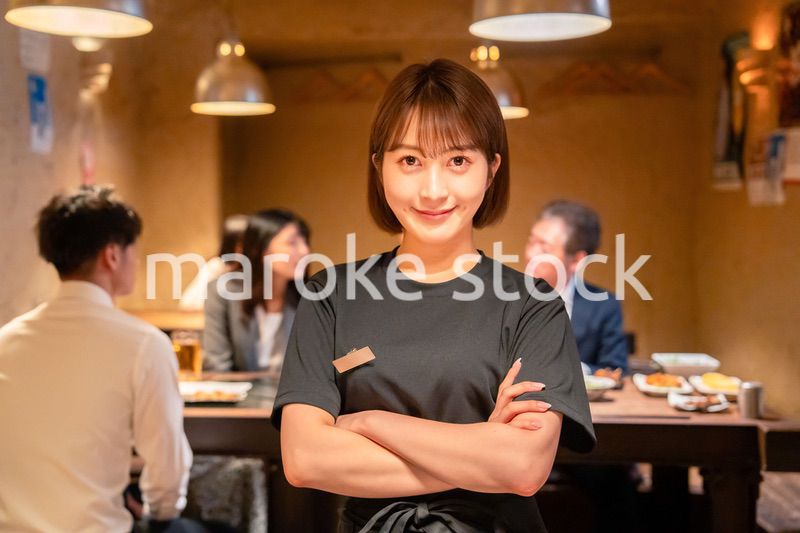 居酒屋のホールで働く若い女性
