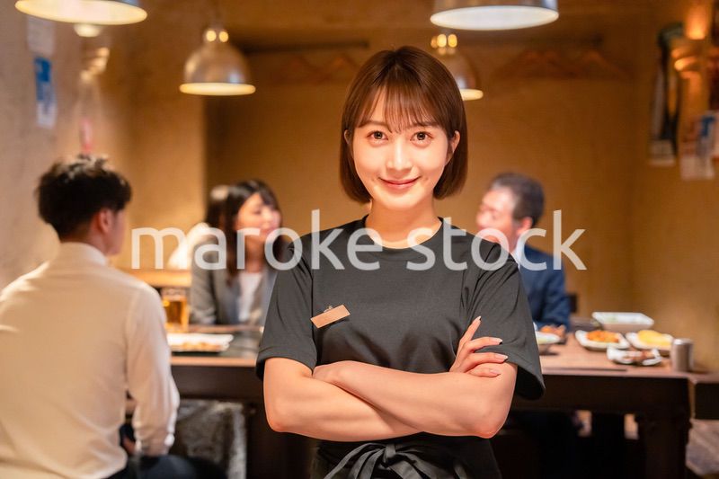 居酒屋のホールで働く若い女性