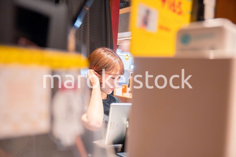 居酒屋でレジ打ちをする店員