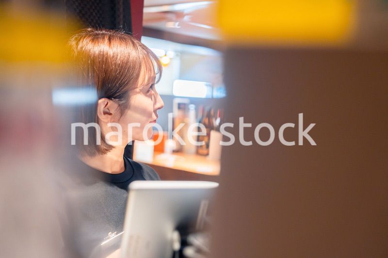 居酒屋でレジ打ちをする店員