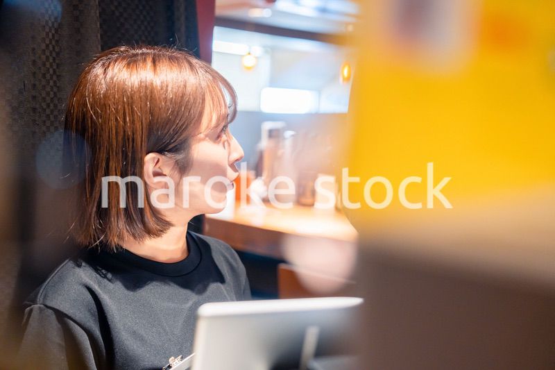 居酒屋でレジ打ちをする店員