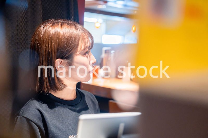 居酒屋でレジ打ちをする店員