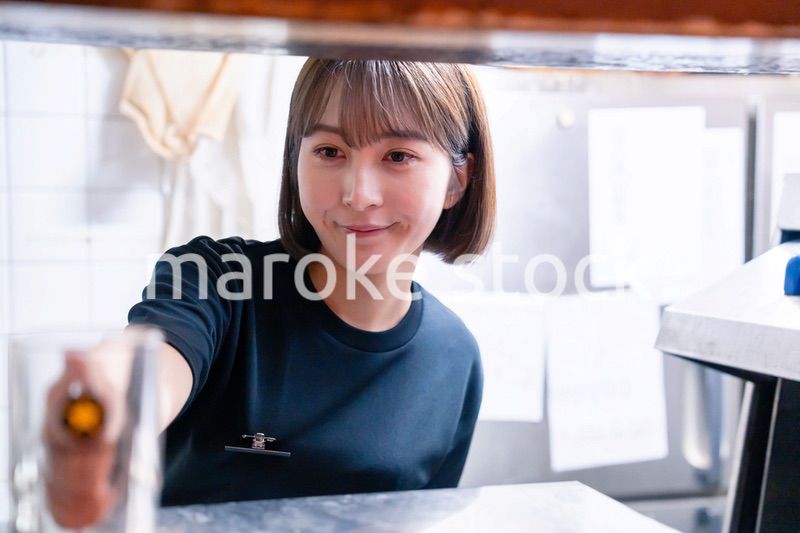 業務用の食洗機でお皿洗いをする飲食店スタッフ