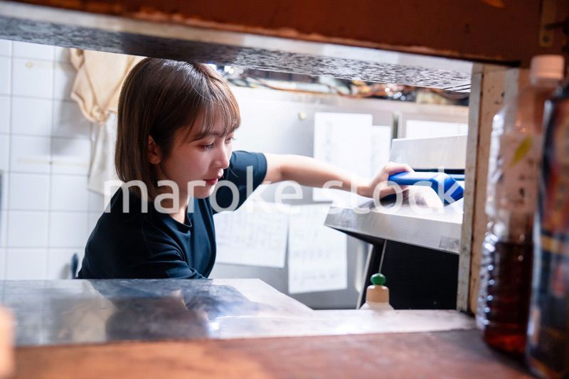 業務用の食洗機でお皿洗いをする飲食店スタッフ