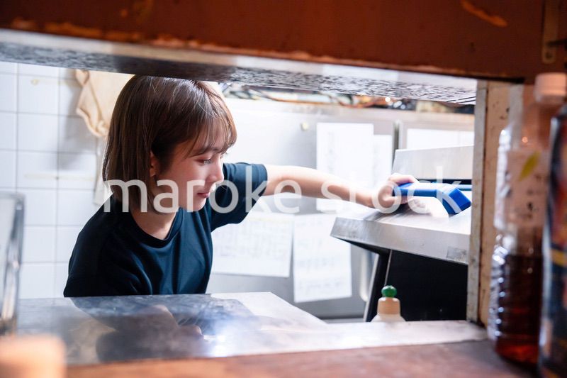 業務用の食洗機でお皿洗いをする飲食店スタッフ