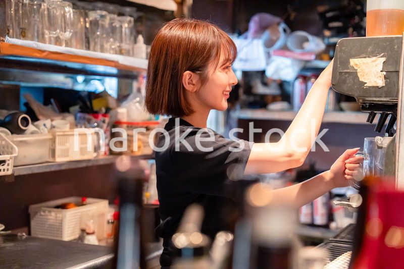 飲食店でビールサーバーを使う女性の店員