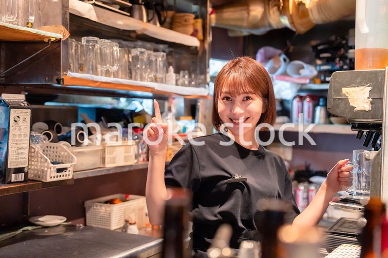 飲食店でビールサーバーを使う女性の店員