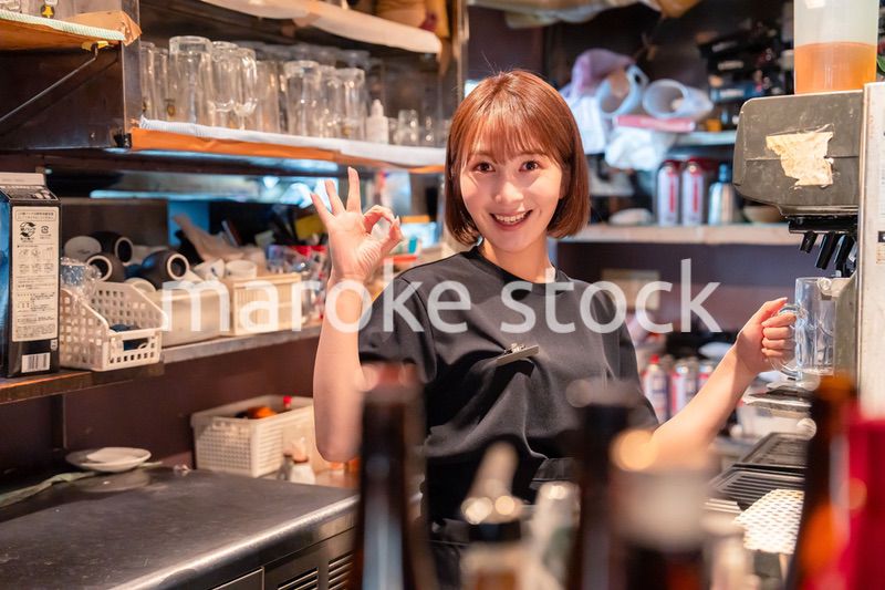 飲食店でビールサーバーを使う女性の店員