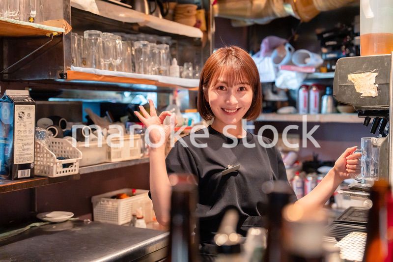 飲食店でビールサーバーを使う女性の店員