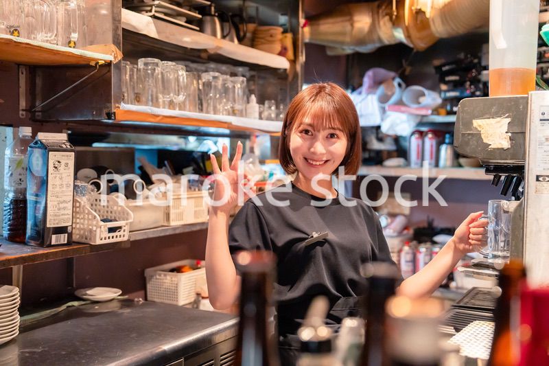 飲食店でビールサーバーを使う女性の店員