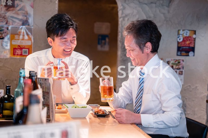 上司と二人で飲んで話すビジネスマン