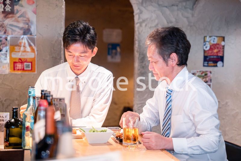 上司と二人で飲んで話すビジネスマン