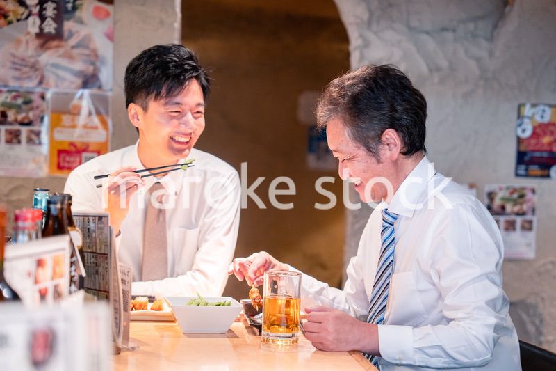 上司と二人で飲んで話すビジネスマン
