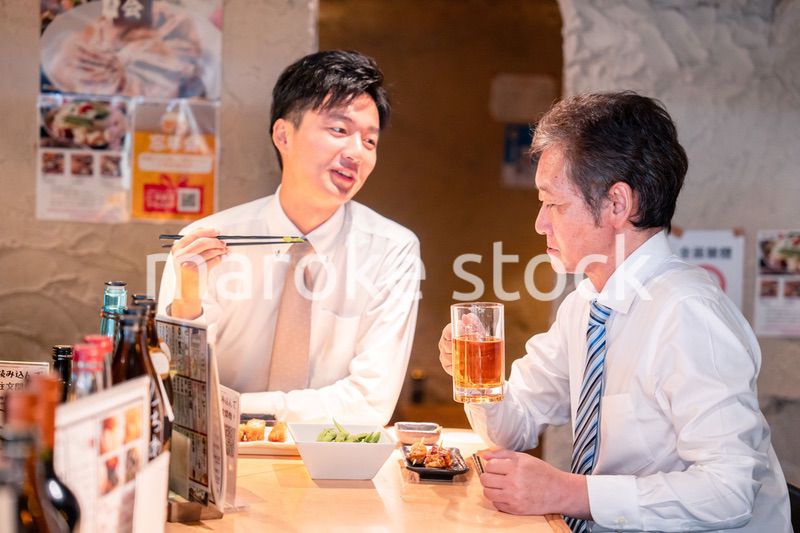 上司と二人で飲んで話すビジネスマン