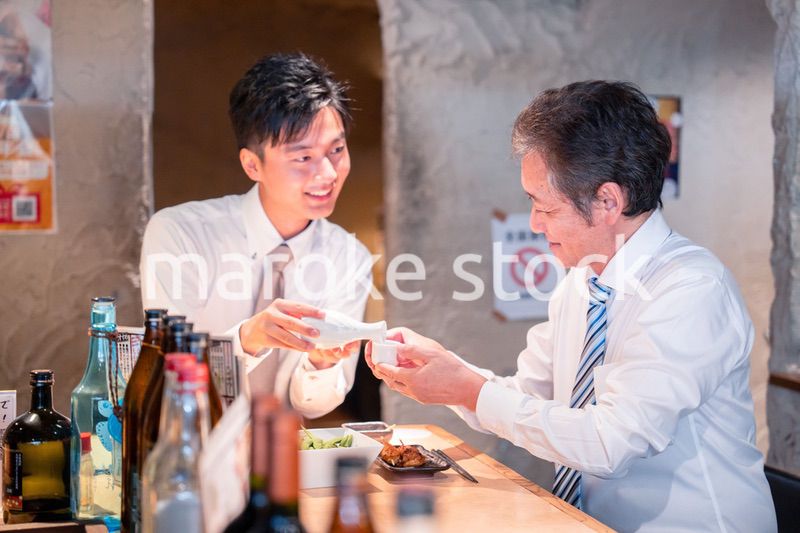 上司と二人で飲んで話すビジネスマン