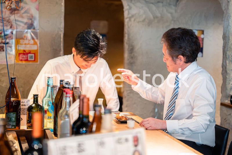 居酒屋で部下の説教をする上司