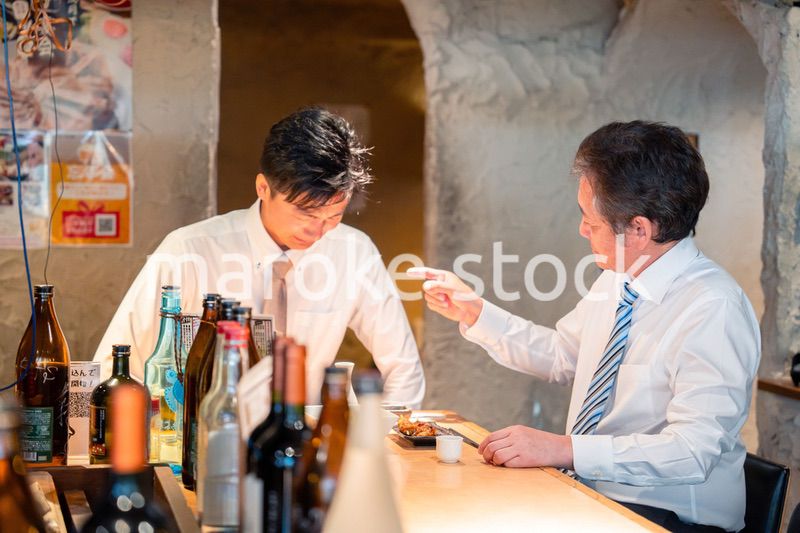 居酒屋で部下の説教をする上司