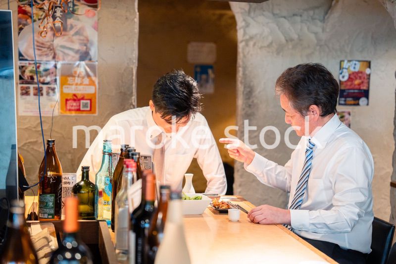 居酒屋で部下の説教をする上司