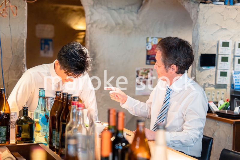 居酒屋で部下の説教をする上司