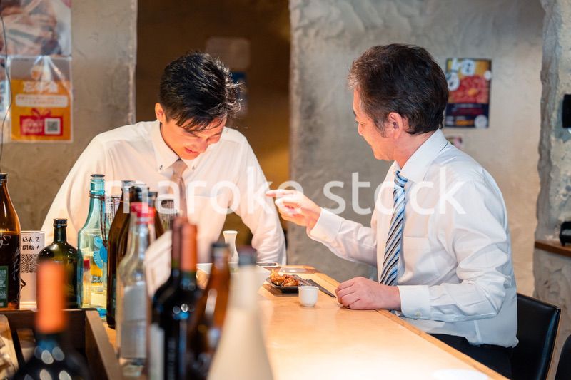 居酒屋で部下の説教をする上司