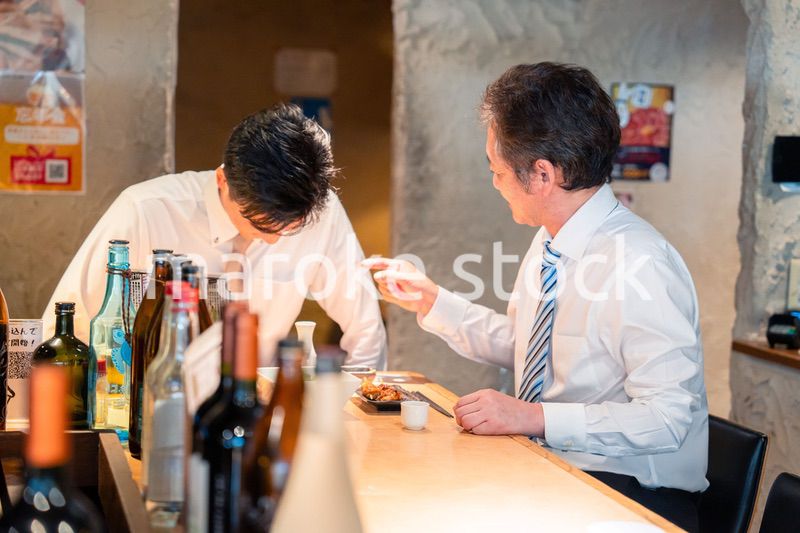 居酒屋で部下の説教をする上司