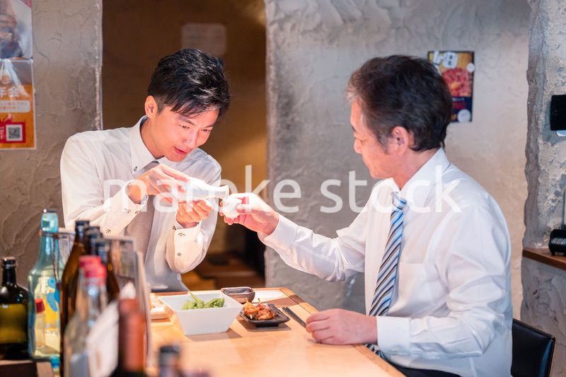 上司と二人で飲んで話すビジネスマン