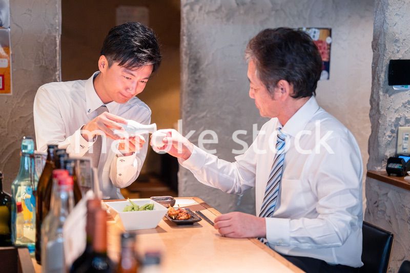 上司と二人で飲んで話すビジネスマン