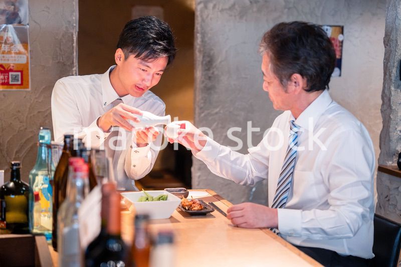 上司と二人で飲んで話すビジネスマン