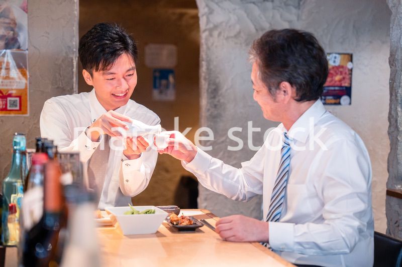 上司と二人で飲んで話すビジネスマン