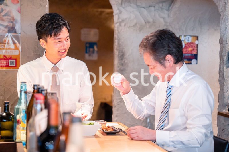 上司と二人で飲んで話すビジネスマン