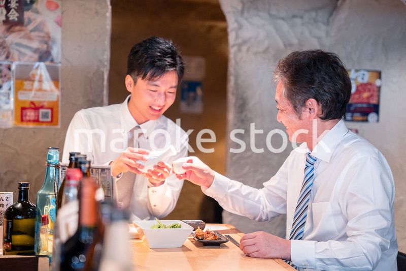 上司と二人で飲んで話すビジネスマン