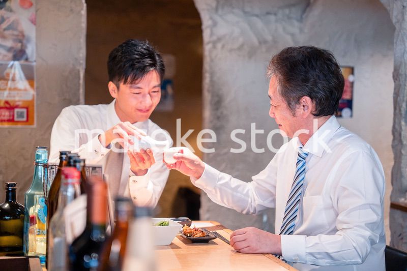 上司と二人で飲んで話すビジネスマン