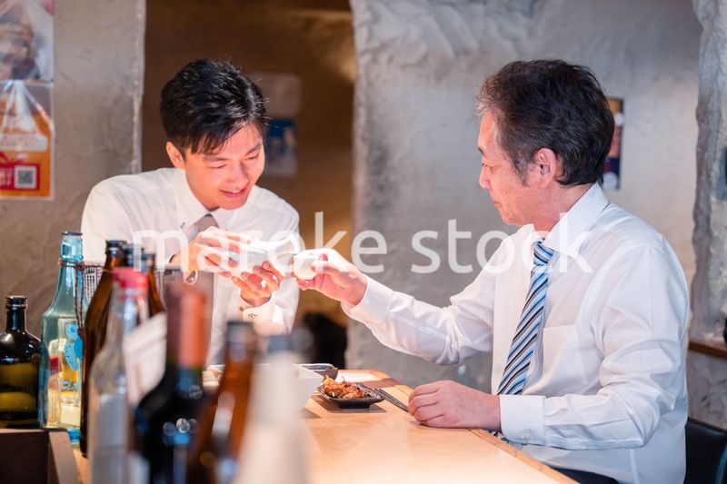 上司と二人で飲んで話すビジネスマン