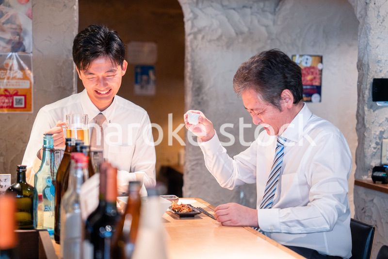 上司と二人で飲んで話すビジネスマン