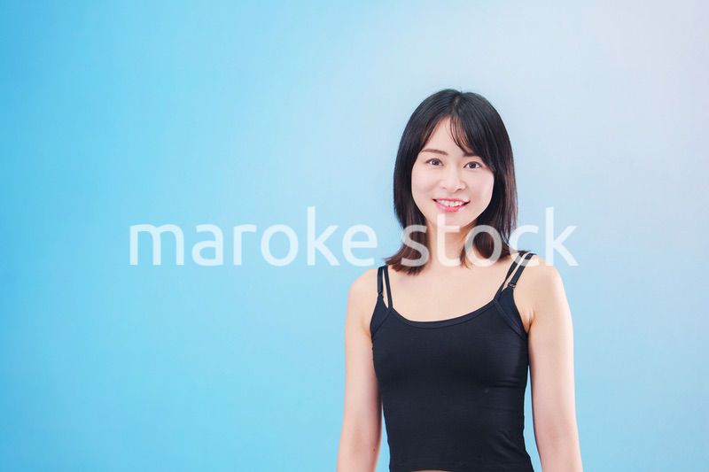 スポーツをする若い女性（水色背景）