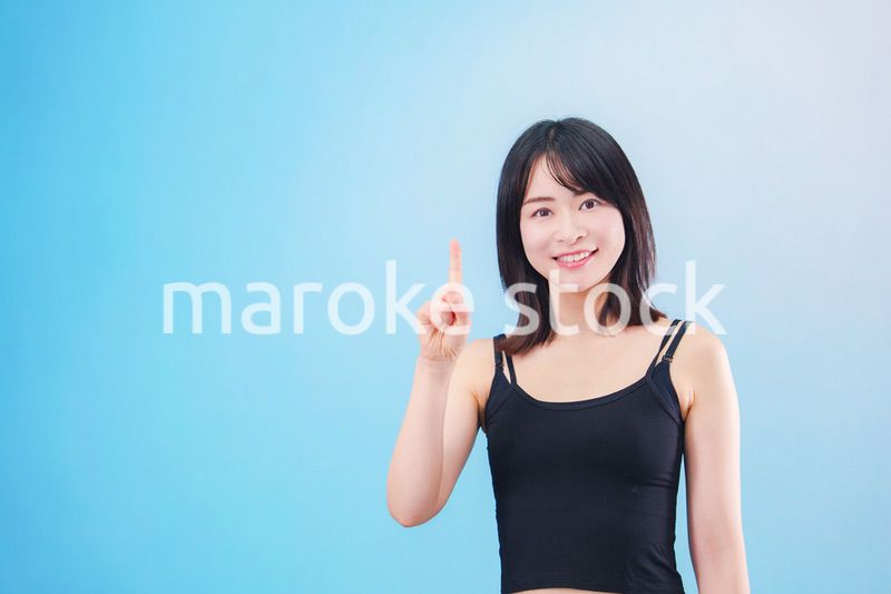 スポーツをする若い女性（水色背景）