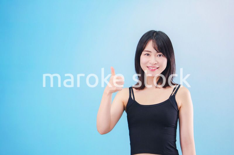 スポーツをする若い女性（水色背景）