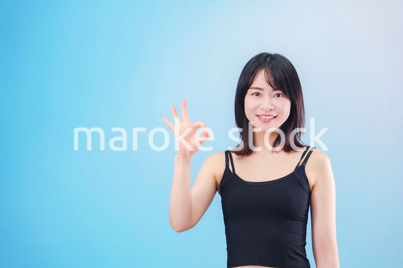 スポーツをする若い女性（水色背景）