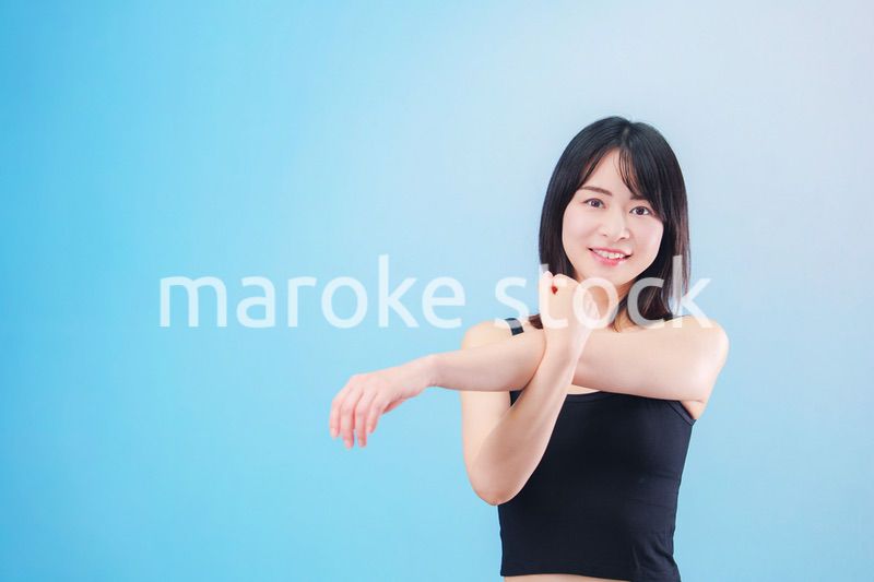 スポーツをする若い女性（水色背景）