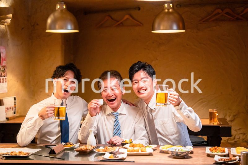 上司と肩を組みながら居酒屋で飲むサラリーマン