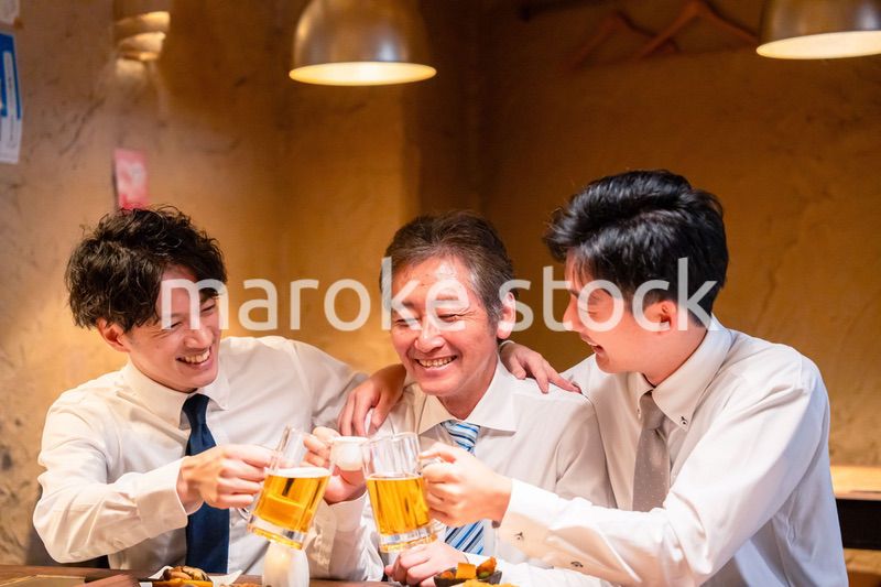 上司と肩を組みながら居酒屋で飲むサラリーマン