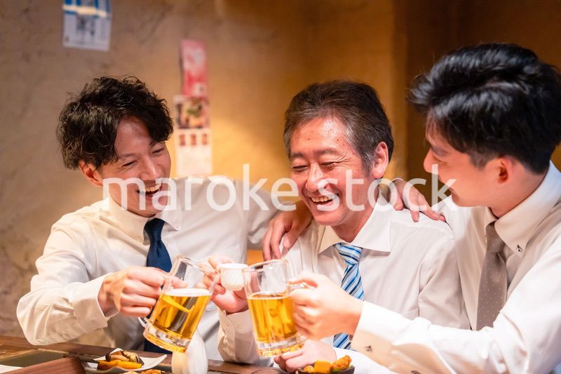 上司と肩を組みながら居酒屋で飲むサラリーマン