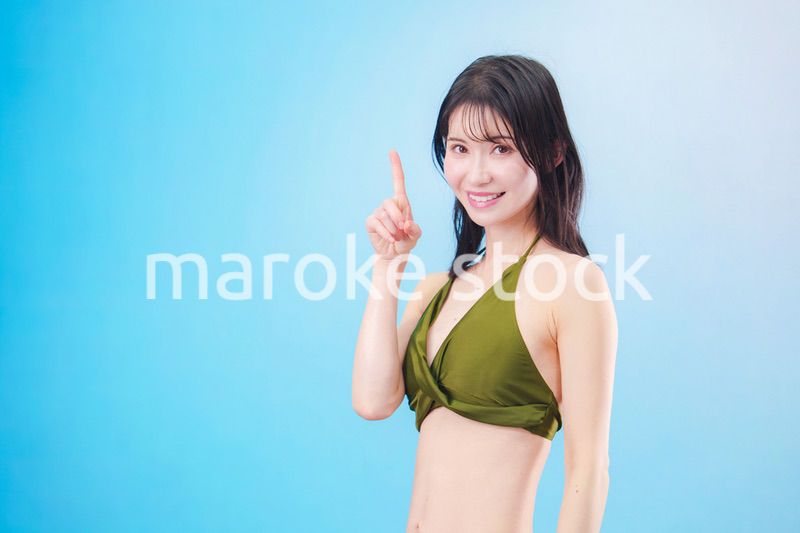 水着を着て夏を満喫する女性（水色背景）
