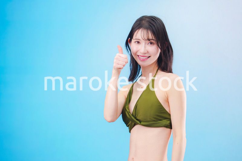 水着を着て夏を満喫する女性（水色背景）