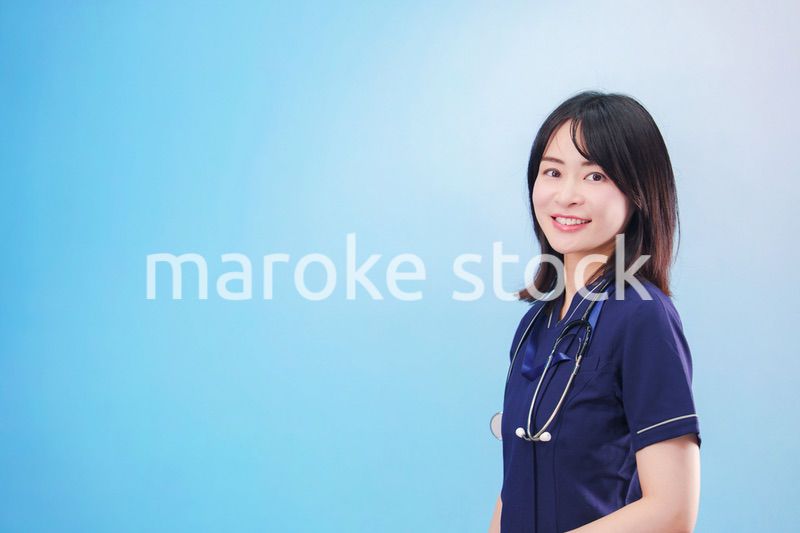 笑顔の女性ドクター（水色背景）