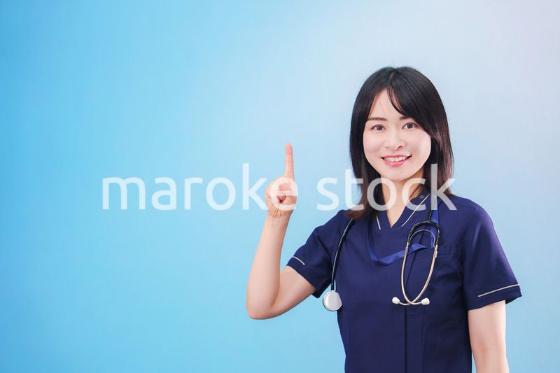 笑顔の女性ドクター（水色背景）