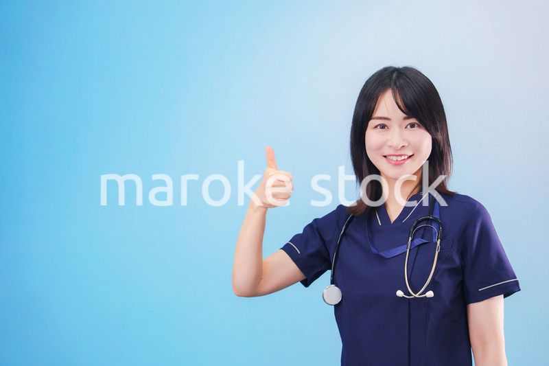 笑顔の女性ドクター（水色背景）