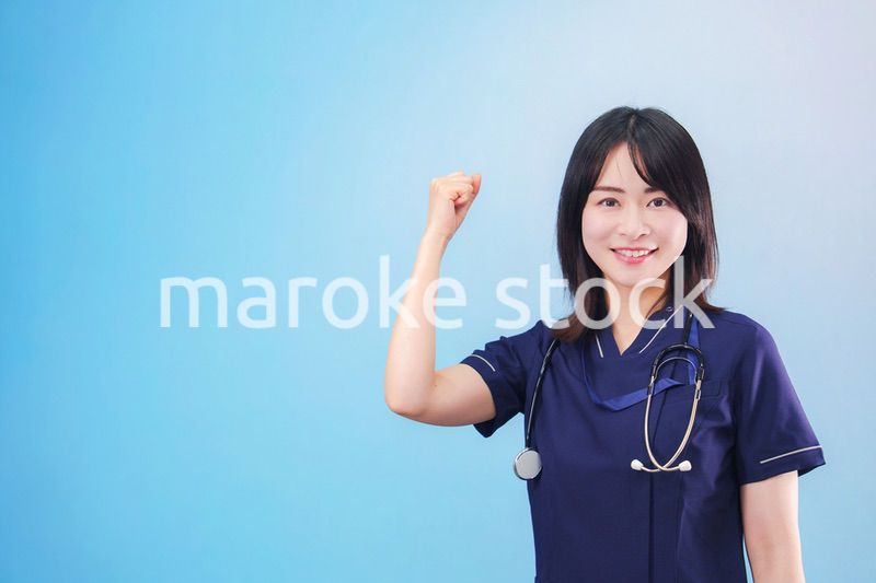 笑顔の女性ドクター（水色背景）